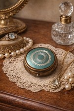 Vintage Stratton Style Pill