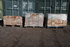 1000 RECLAIMED HAND MADE BRICKS CLEANED AND READY TO USE 3 X PALLETS