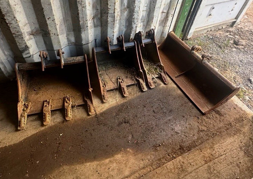 Rhinox digging bucket to - bucket,