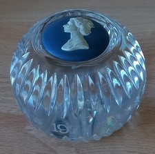 WEDGEWOOD CRYSTAL glass paperweight - Queen Elizabeth II Silver Jubilee 1977.