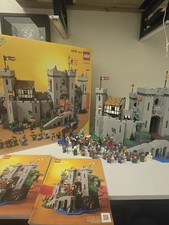 LEGO Lion Knights' Castle (10305) + extra minifigures 