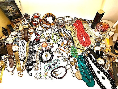 Costume jewellery job - job, 107