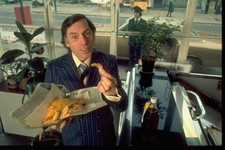 Comedian & TV presenter Larry Grayson eating fish & chips 1977 Old Photo 1