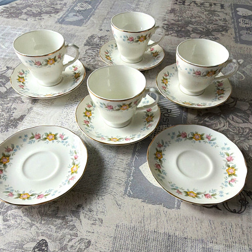 Mayfair fine china gold rimmed - gold,