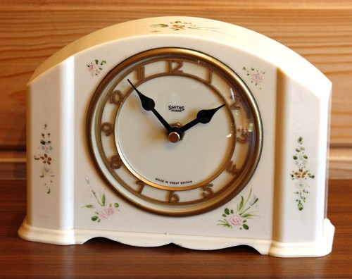 Vintage 20cm smiths bakelite - smiths,