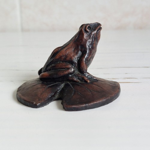Frog lily pad - on, figurine