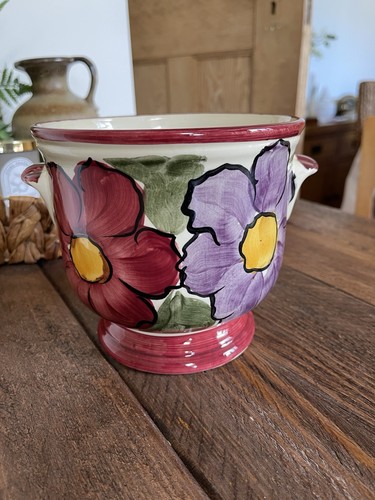 Hand painted studio - hand, style