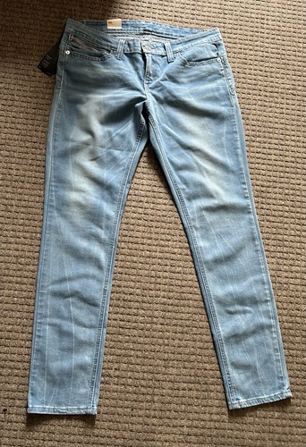 Bnwt levis demi curve low - demi,