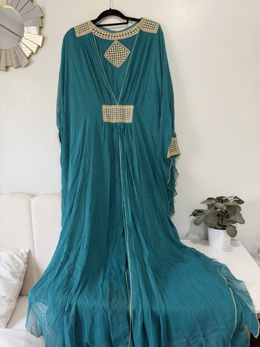 Saudi dubai arabian - dubai, abaya