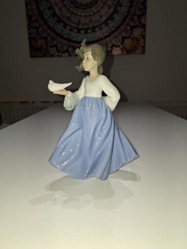 Attractive collectable lladro - attractive,