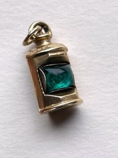 VINTAGE, 9 CT GOLD, GREEN LENS SHIP'S LANTERN CHARM & JUMPER RING ........OC8