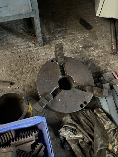 Three jaw chuck - box, of
