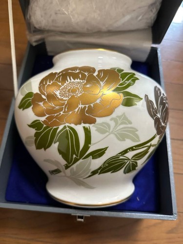 Okura porcelain vase - okura, gold