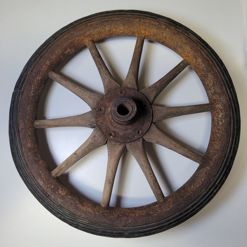 Wooden wagon wheel rusty - wooden, 10