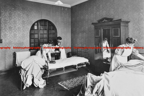 F001622 housewifery students - housewifery,