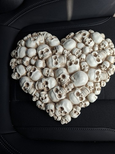 Resin skull heart wall - heart,
