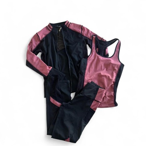 Size medium three piece - size,