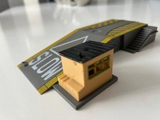 Hornby R8260 OO Gauge Car Loading Ramp - missing lights and barriers.