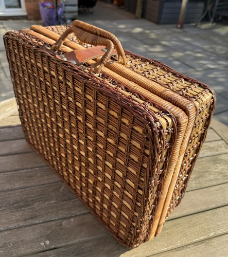 Large picnic hamper basket - large,