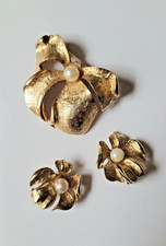  Vintage earrings and brooch set, brushed gold look,with pearl