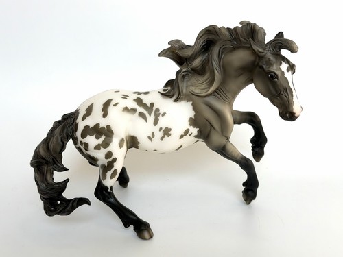 Breyer 2023 collector club - breyer,