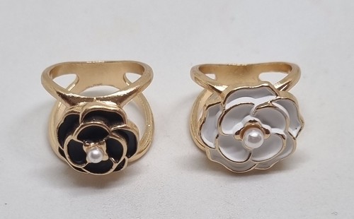 Gold tone enamel flower - tone,