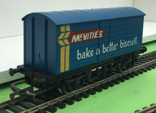 Hornby gauge r137 mcvities - hornby,