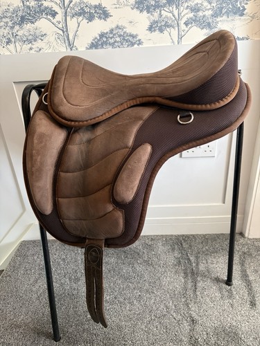 Brown treeless saddle - brown,