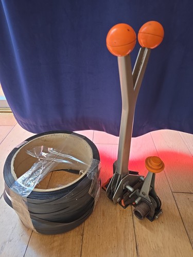 Pallet strapping tool with - strapping,