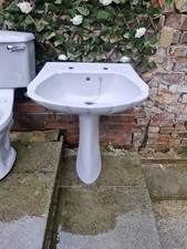 Qualcast Scalloped Shell basin And Pedestal. With Toilet And Low Level Cistern.