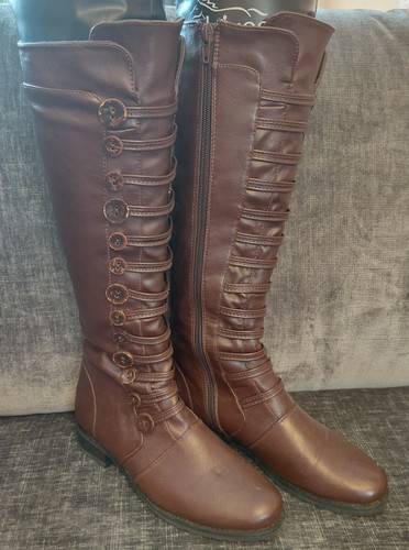 Pavers brown knee - knee, high