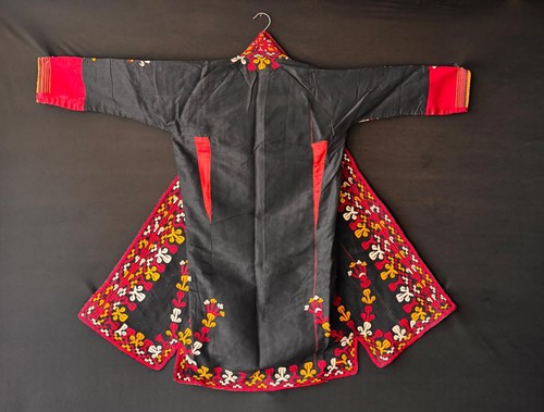 Turkmen silk embroidered coat - embroidered,
