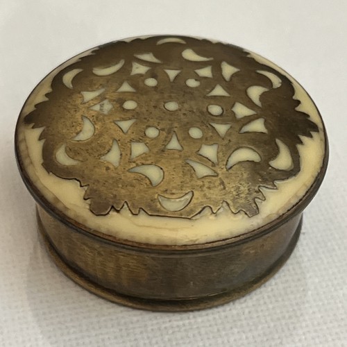 Small vintage brass snuff - small,