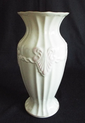 Belleek vase with a - cm,