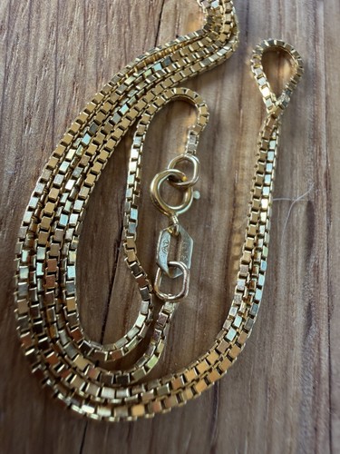 9ct gold box - chain, 16inchs