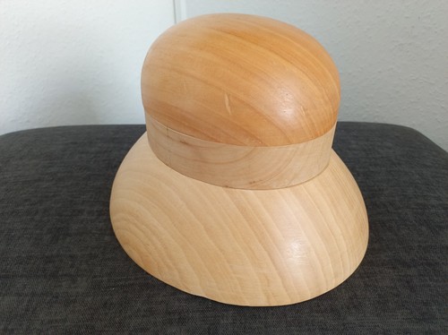 Wooden hat block - -,