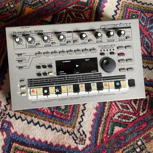Roland 303 synthesizer - roland, mc-303