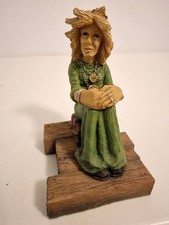 Discworld Clarecraft DW130 Seated Magrat Original Box, Tent Card & Signed - Mint