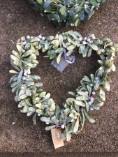 Beautiful Faux Artificial White Berry Mistletoe Light Up Heart Wreath Christmas