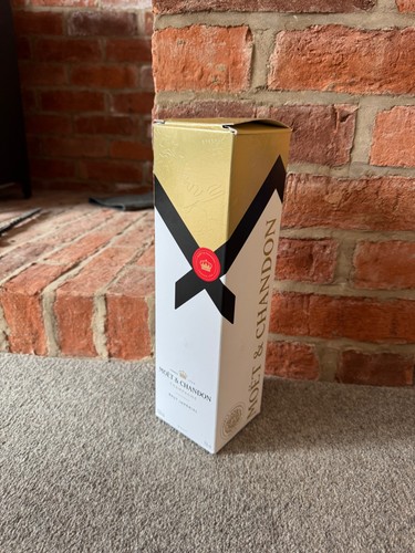 Empty moet chandon - &,