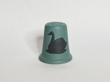WEDGWOOD BLACK ON SPRUCE GREEN JASPER SWAN MOTIF THIMBLE