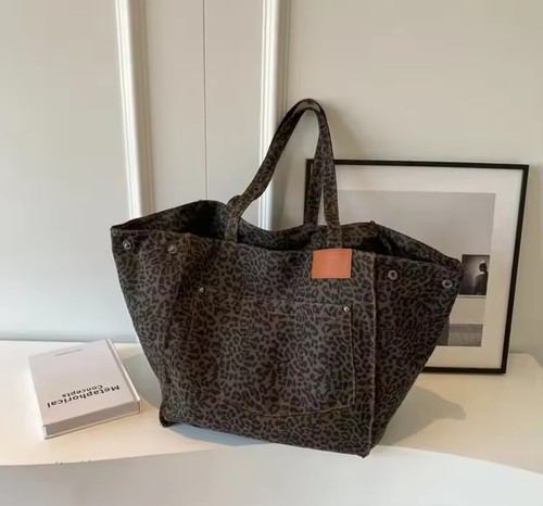 Dark leopard pattern tote - leopard,