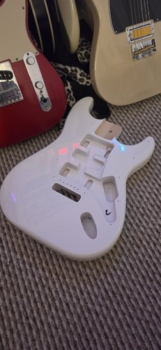 Gloss white stratocaster body - gloss,