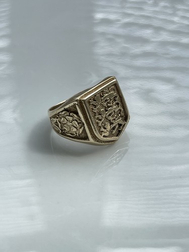 9ct yellow gold - gold, lions