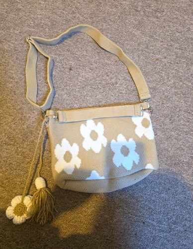 Beige white floral knit - white,