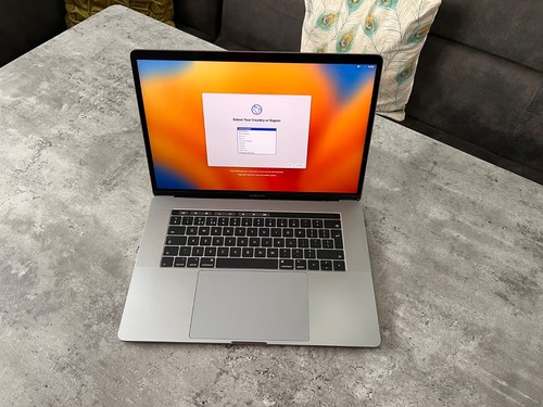 Macbook pro 2017 i7 - 15", |