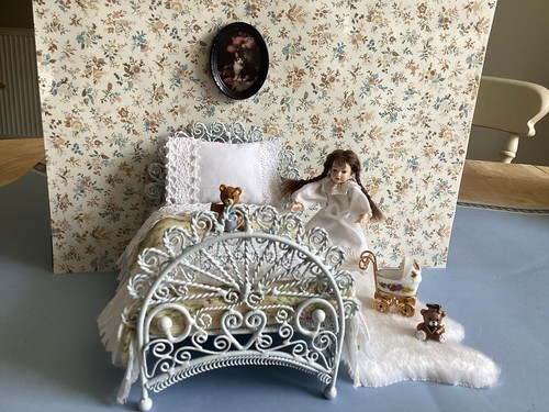 Dolls house scale - dolls,