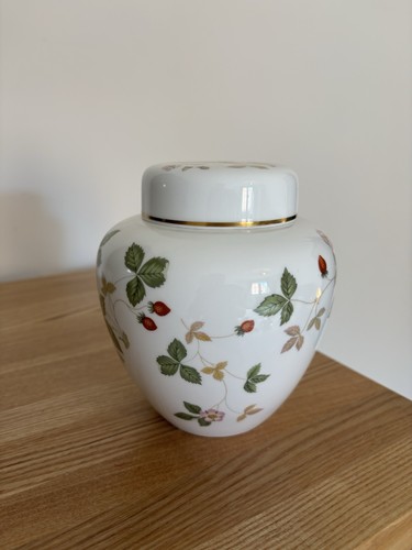 Wedgwood wild strawberry bone - wild,