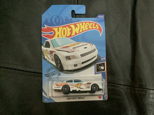 Hot wheels 2010 chevy impala - hot,