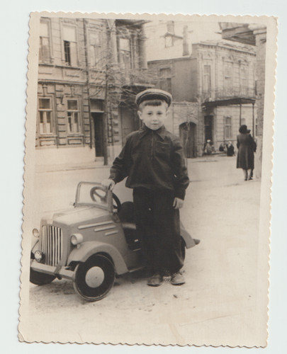 Photo woman boy toy car - photo,